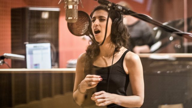 https://argentjazz.com.ar/wp-content/uploads/2021/04/Luciana-Morelli-at-the-studio_Photo-by-Laura-Sánchez-640x360.jpg