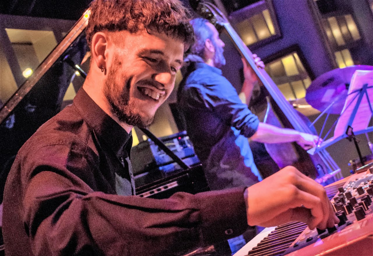 Javier Burin construye sus propios "Escenarios" 1 Javier Burin Tocando 2