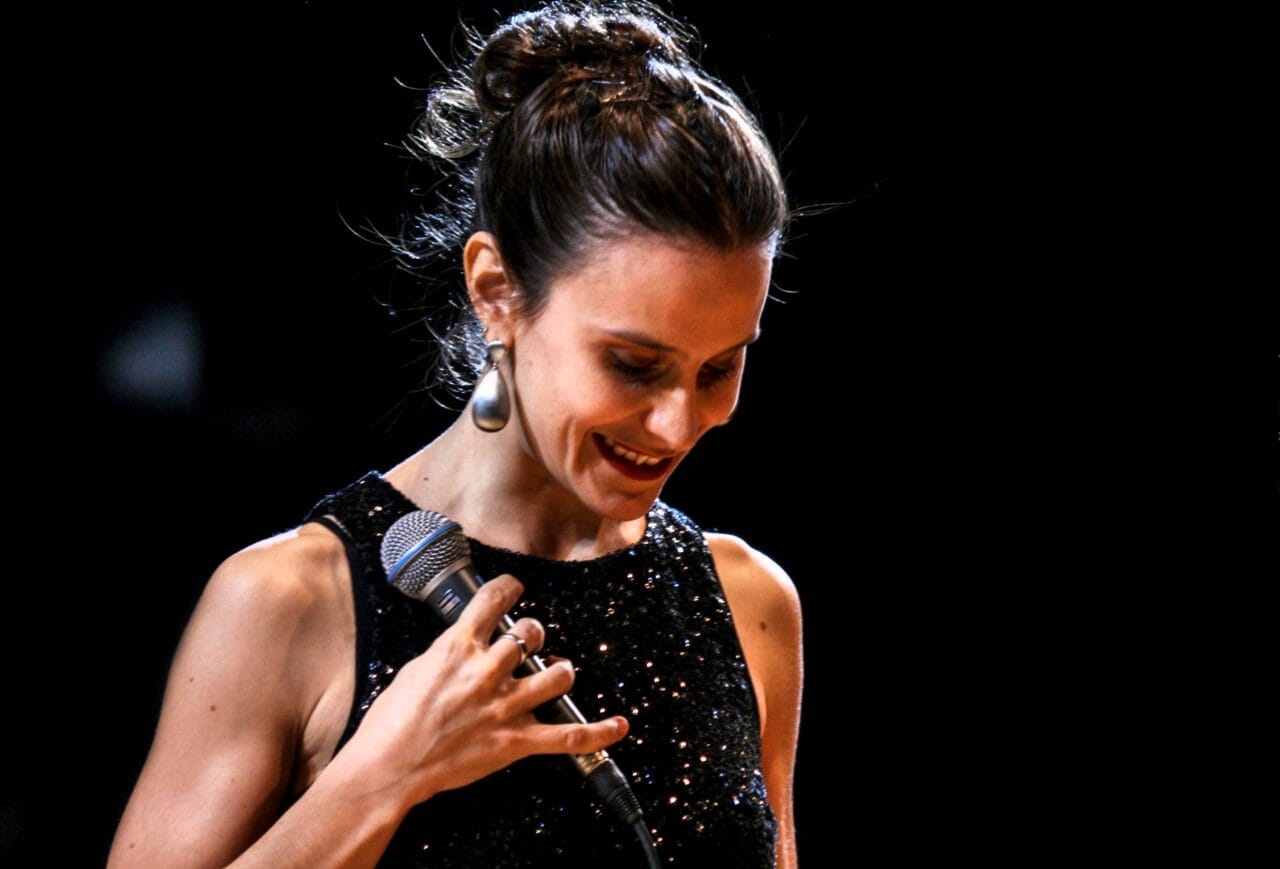 Julia Moscardini del Sara Vaughan Competition al escenario de Thelonious 20 Julia Moscardini FB de la artista